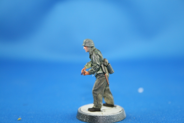 Nordwind 010 1/48 german soldier in camouniform with rifle